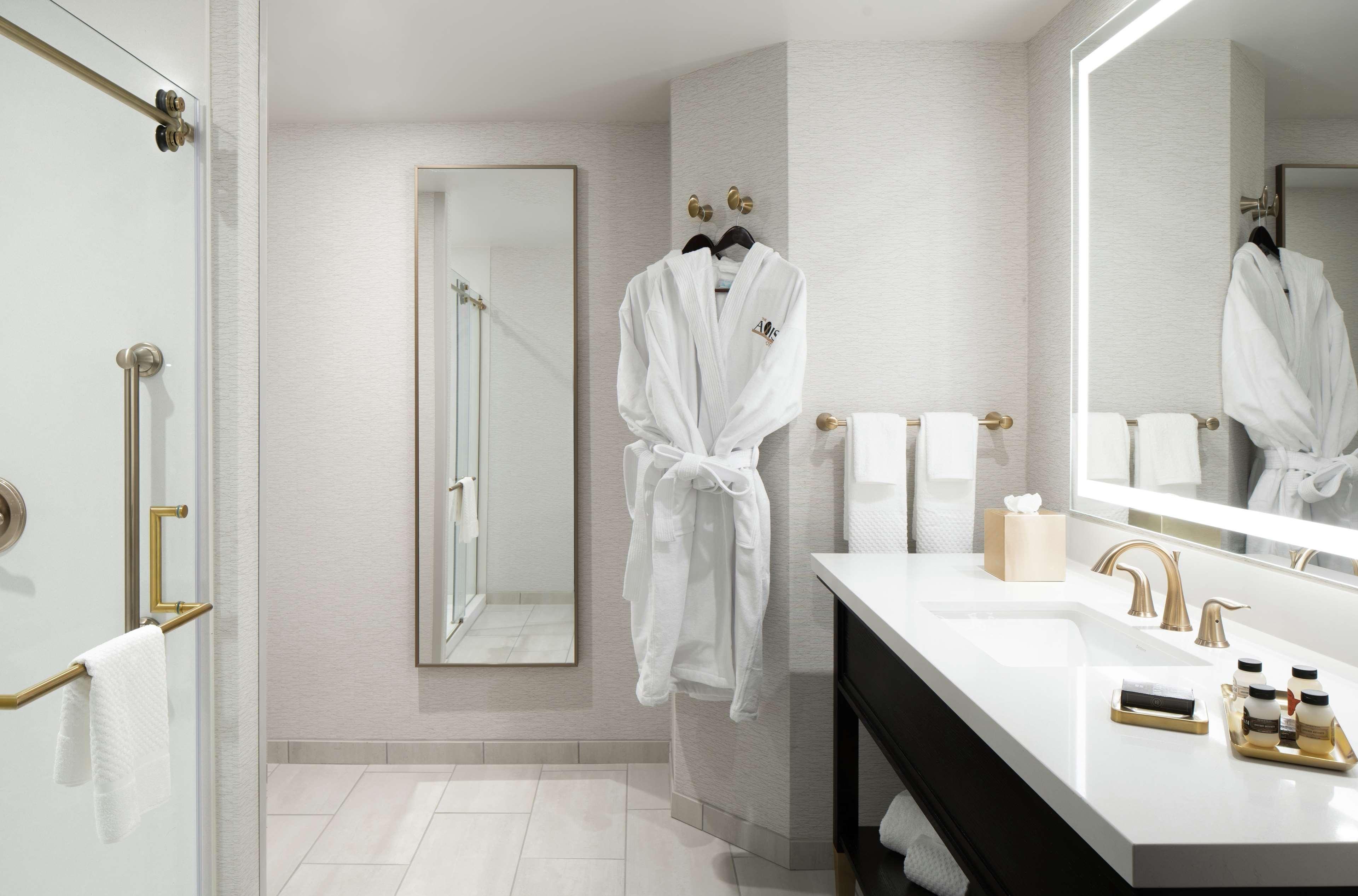 The Axis Moline Hotel, Tapestry Collection By Hilton Екстер'єр фото